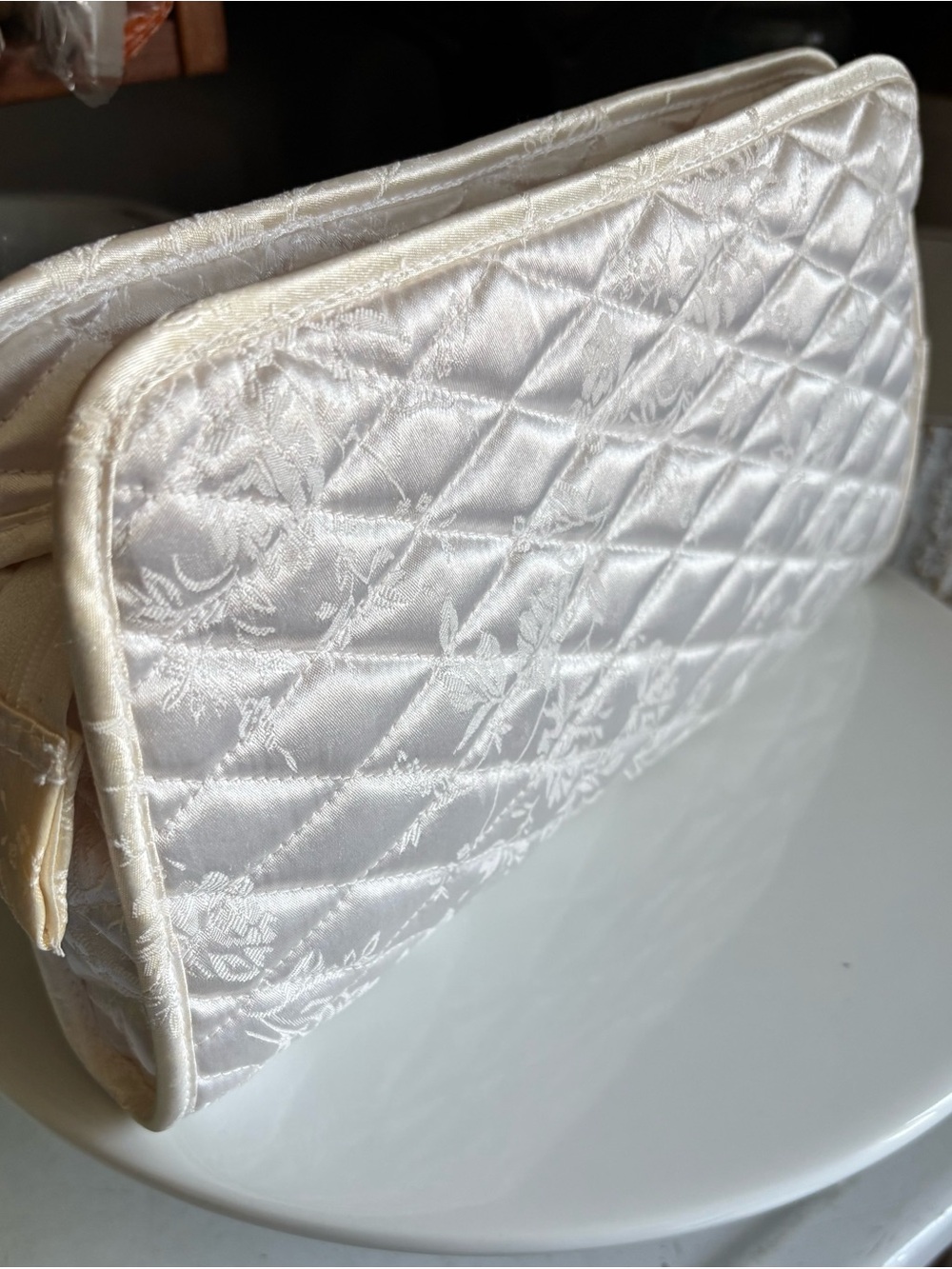 Women’s Travel Slippers in quilted satin bag.